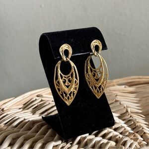1980s vintage gold tone oval filigree danglers